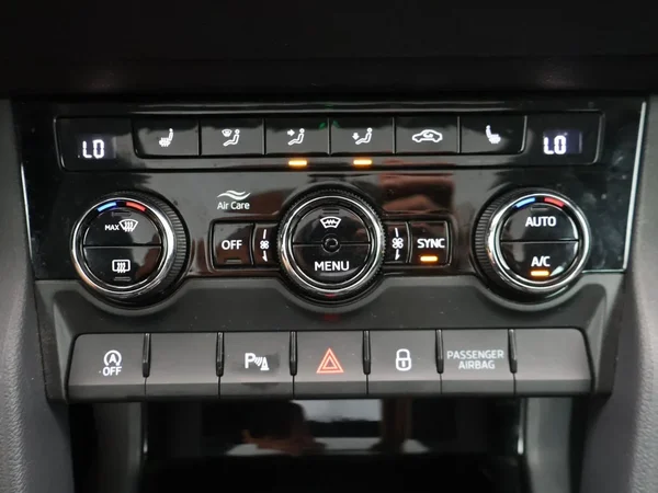 Škoda Karoq (2023) — foto 8 van 33