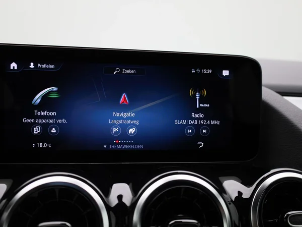 Mercedes-Benz GLA (2022) — foto 6 van 41