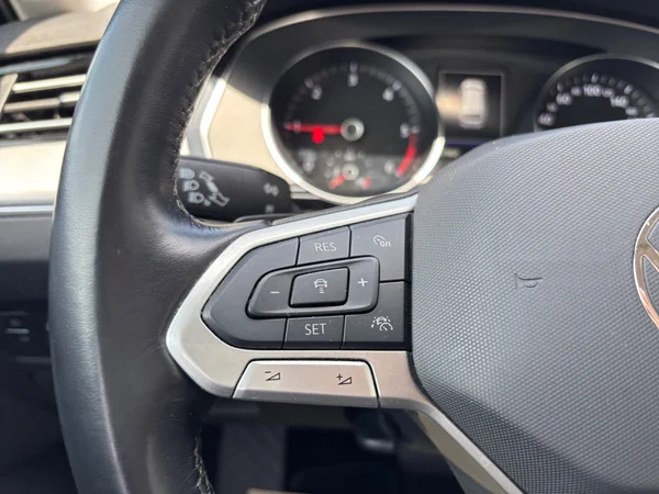 VOLKSWAGEN Passat Variant (2022) — foto 13 van 21
