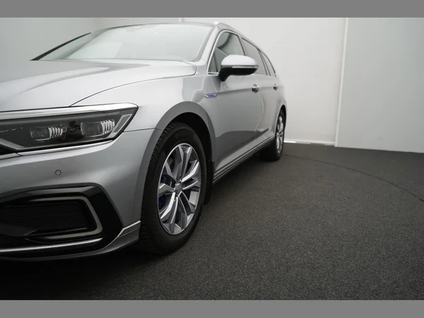 VOLKSWAGEN Passat GTE (2020) — foto 29 van 30