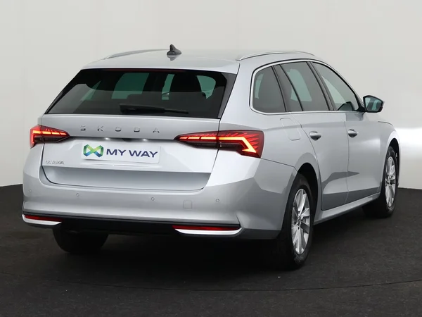 SKODA Octavia Combi (2024) — foto 12 van 20
