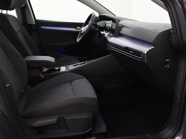 VOLKSWAGEN Golf (2024) — foto 3 van 28