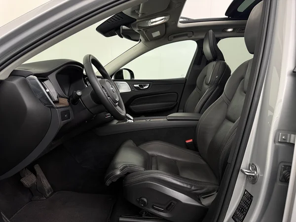 VOLVO XC60 (2022) — foto 2 van 32