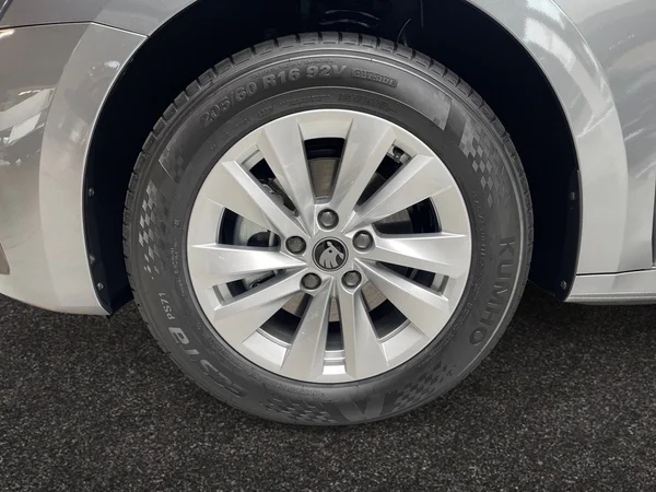 SKODA Octavia Combi (2025) — foto 14 van 14