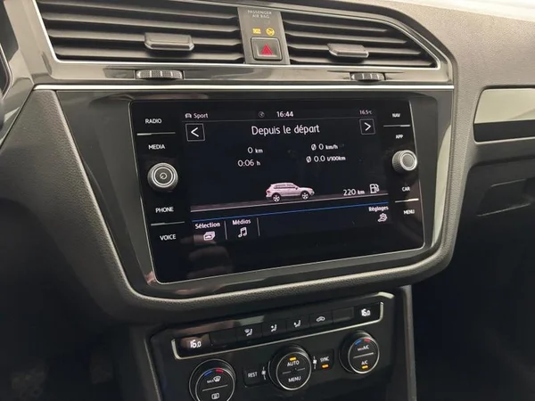 VOLKSWAGEN Tiguan (2018) — foto 17 van 34