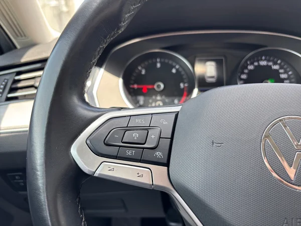 VOLKSWAGEN Passat Variant (2022) — foto 13 van 22