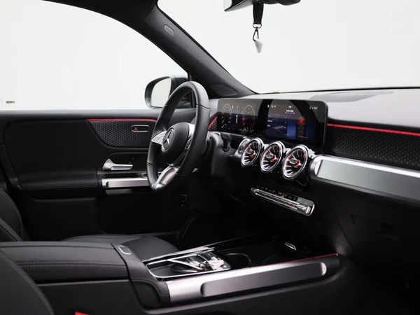 Mercedes-Benz GLB (2025) — foto 31 van 45