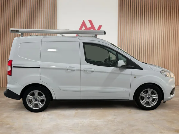 Ford Transit-Courier (2020) — foto 24 van 29