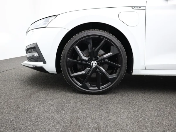 SKODA Octavia Combi PHEV (2022) — foto 4 van 23