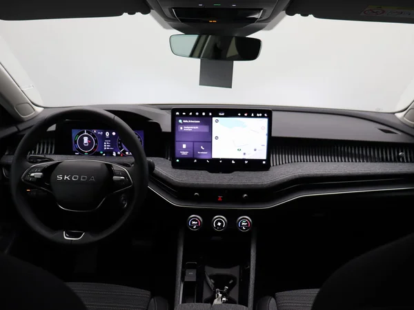 SKODA Superb Combi PHEV (2025) — foto 16 van 17