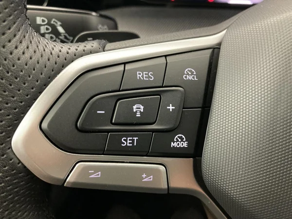 VOLKSWAGEN Golf VIII (2025) — foto 3 van 36
