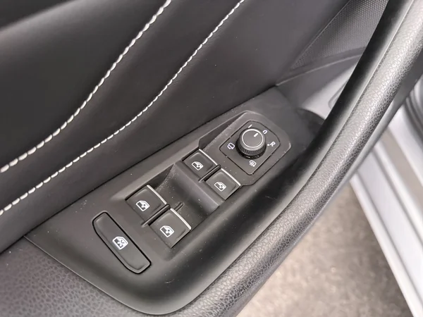 VOLKSWAGEN Passat Variant (2022) — foto 18 van 26