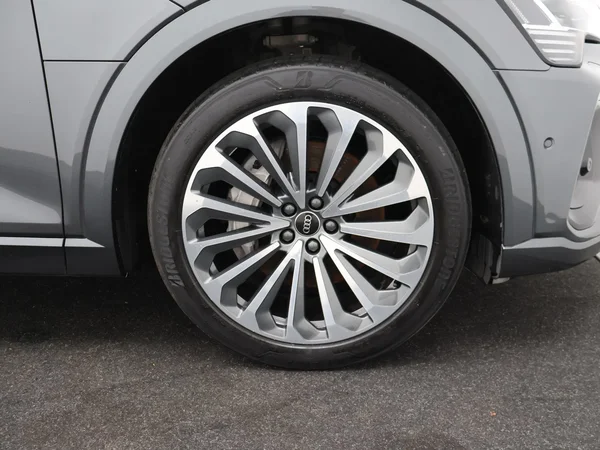 Audi e-tron (2022) — foto 26 van 27