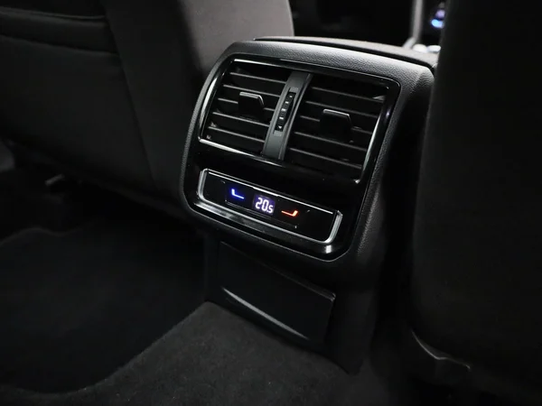 Volkswagen Passat (2022) — foto 35 van 44