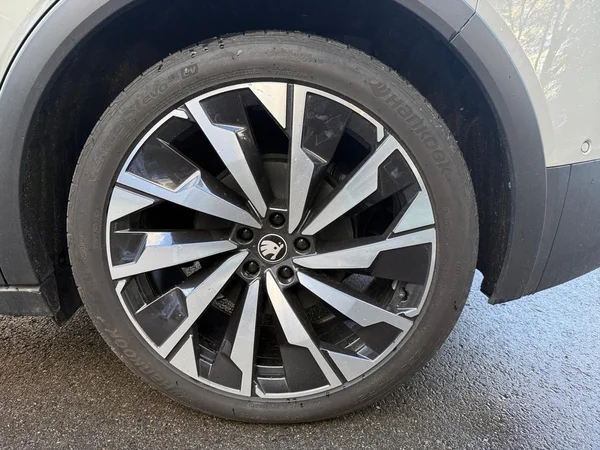 SKODA Elroq (2025) — foto 9 van 17