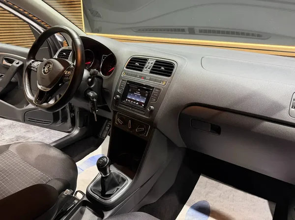 Volkswagen Polo (2015) — foto 8 van 23