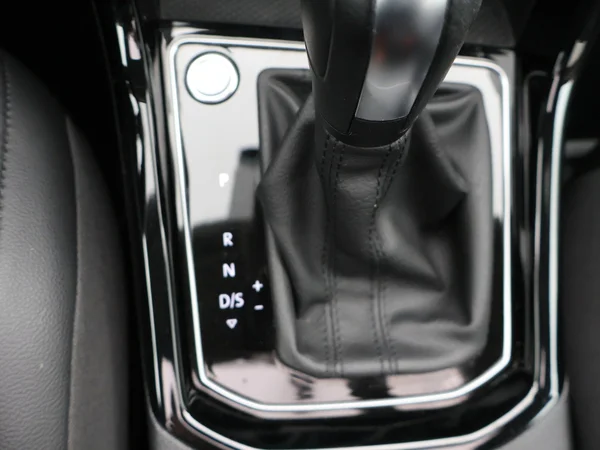 VOLKSWAGEN Touran (2021) — foto 13 van 28