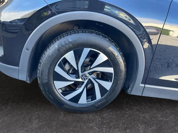 VOLKSWAGEN Tiguan (2024) — foto 2 van 29