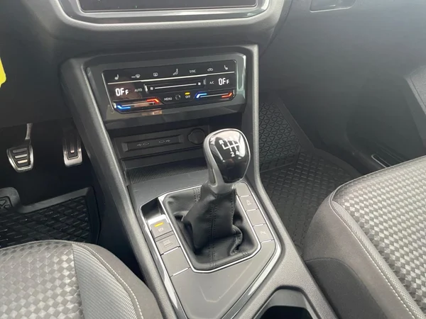 VOLKSWAGEN Tiguan (2021) — foto 4 van 21