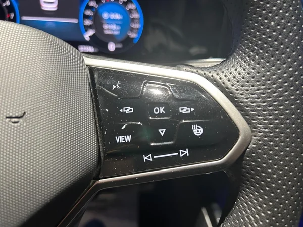 VOLKSWAGEN Golf VIII SW (2024) — foto 9 van 28