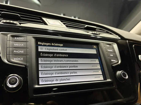Volkswagen Touran (2016) — foto 7 van 27