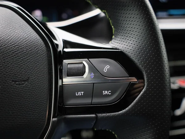 Peugeot e-208 (2023) — foto 16 van 50