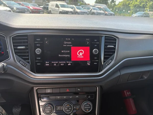 VOLKSWAGEN T-Roc (2018) — foto 3 van 24