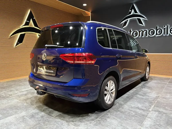 Volkswagen Touran (2016) — foto 22 van 27