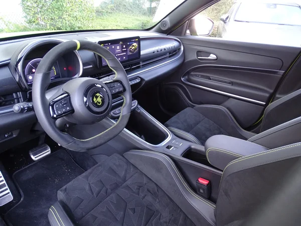 Abarth 600e (2025) — foto 6 van 32