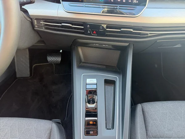 VOLKSWAGEN Golf VIII (2025) — foto 2 van 16