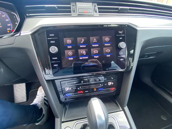 VOLKSWAGEN Passat Variant (2024) — foto 9 van 19
