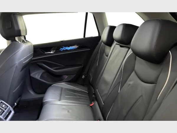 Volkswagen Passat SW (2024) — foto 3 van 36