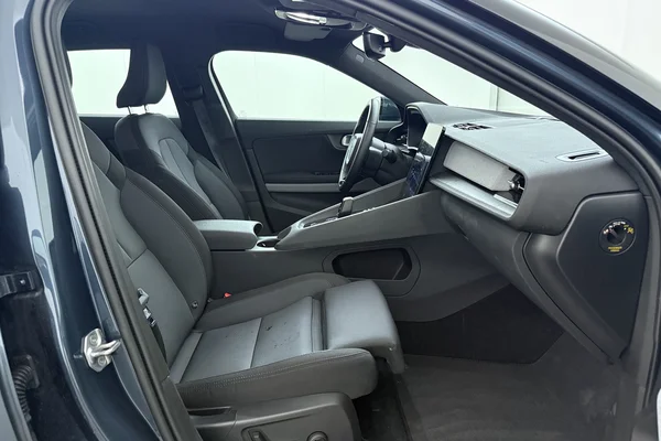 POLESTAR Polestar 2 (2023) — foto 23 van 25