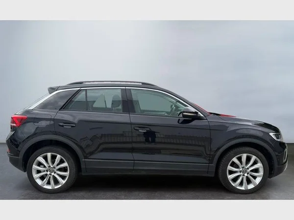 Volkswagen T-Roc (2023) — foto 22 van 23