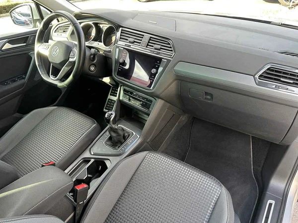 VOLKSWAGEN Tiguan (2021) — foto 17 van 24
