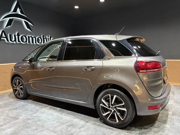 Citroen C4 (2019) — foto 18 van 27