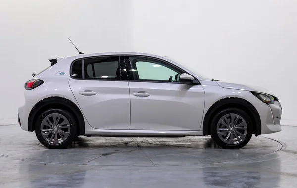 Peugeot E-208 (2021) — foto 48 van 51