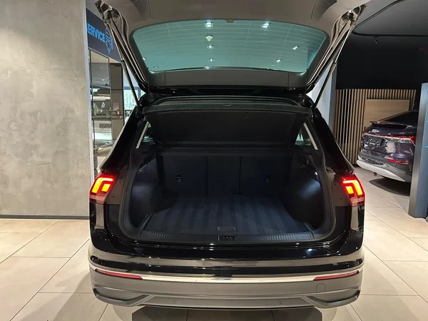 VOLKSWAGEN Tiguan (2022) — foto 14 van 22