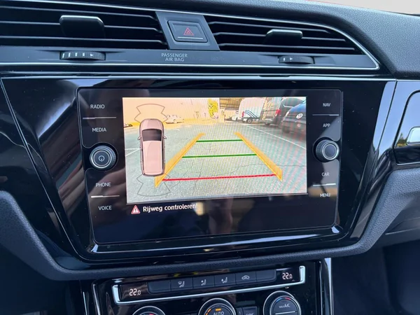 VOLKSWAGEN Touran (2018) — foto 11 van 24