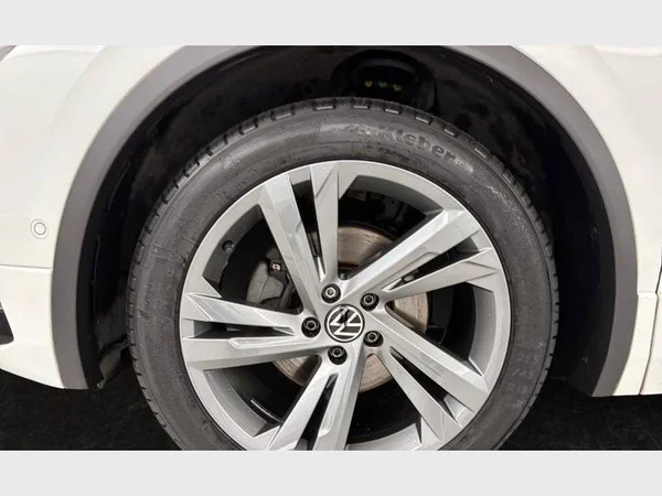 Volkswagen Tiguan (2021) — foto 14 van 15