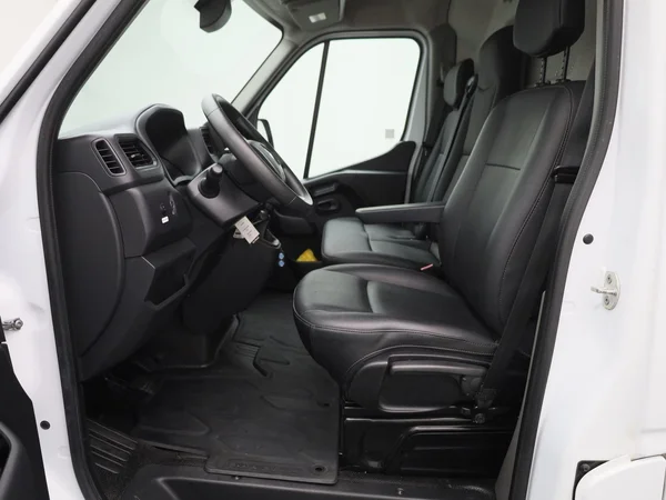 Renault Master (2023) — foto 3 van 36