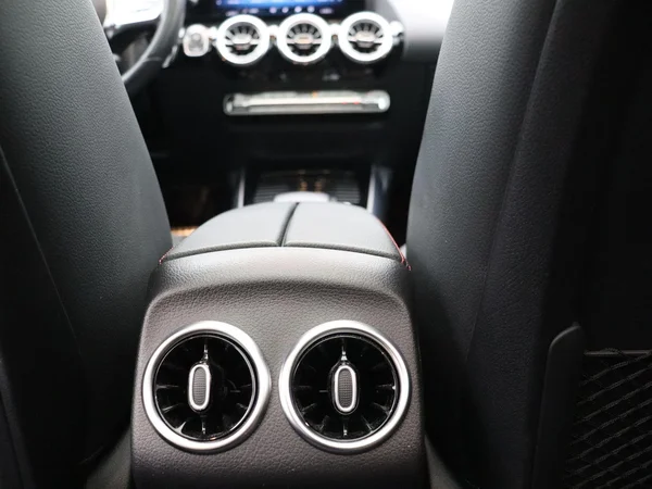 Mercedes-Benz GLA (2021) — foto 11 van 27