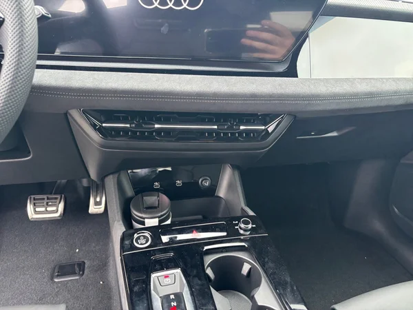 AUDI Q6 e-tron (2025) — foto 8 van 24