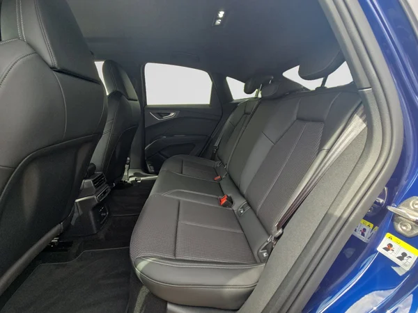 AUDI Q4 Sportback e-tron (2025) — foto 13 van 24