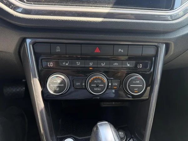 VOLKSWAGEN T-Roc (2021) — foto 13 van 26
