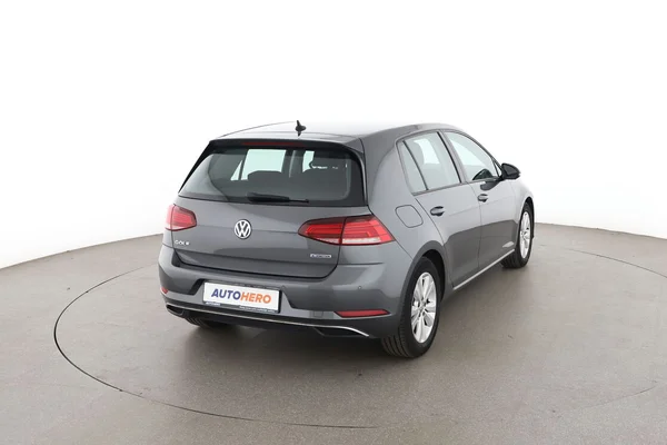 Volkswagen Golf (2018) — foto 12 van 16