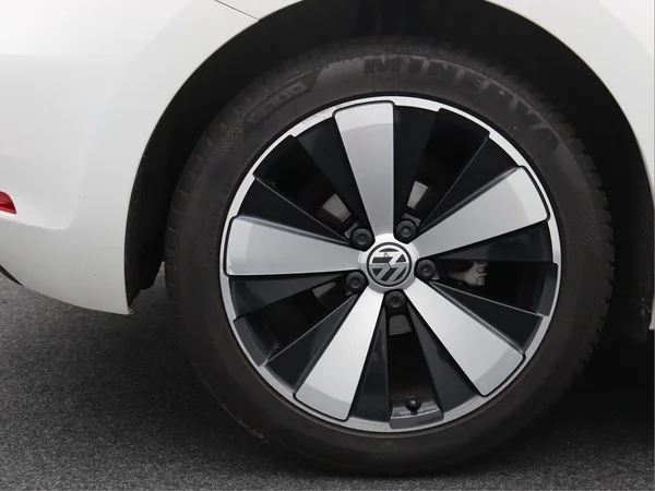 VOLKSWAGEN Beetle Cabriolet (2014) — foto 12 van 17