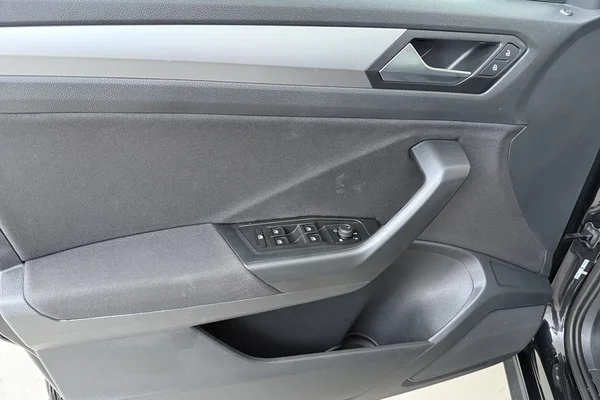Volkswagen T-Roc (2023) — foto 8 van 19
