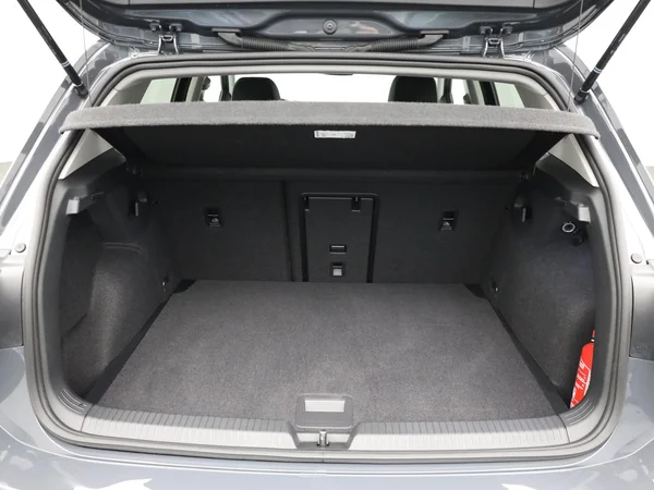 VOLKSWAGEN Golf VIII (2024) — foto 2 van 18