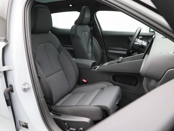 Polestar 2 (2022) — foto 28 van 40